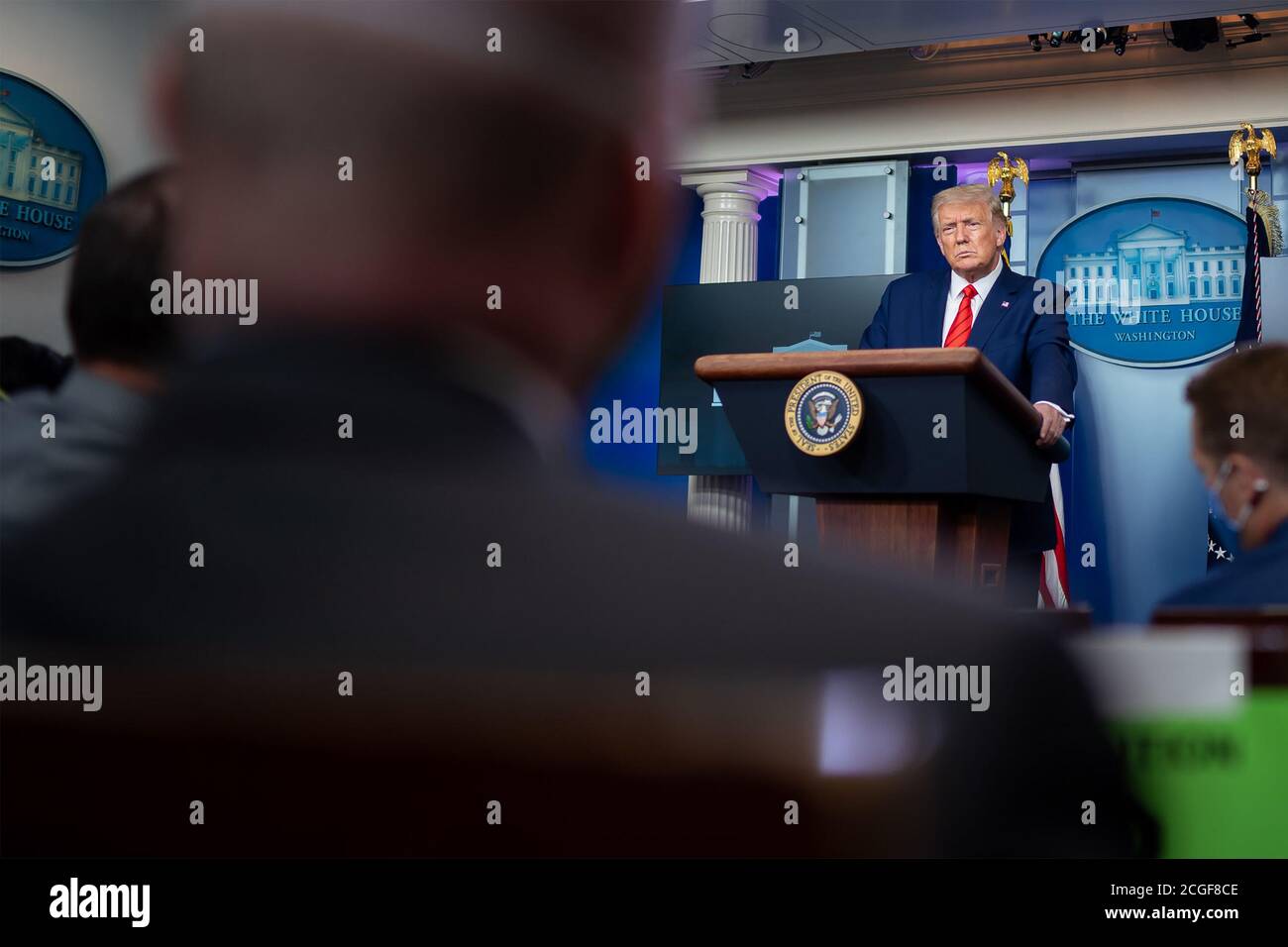 El presidente Donald J. Trump escucha la pregunta de un reportero durante una conferencia de prensa el lunes, 31 de agosto de 2020, en el James S. Brady Press Briefing Room de la Casa Blanca. Foto de stock