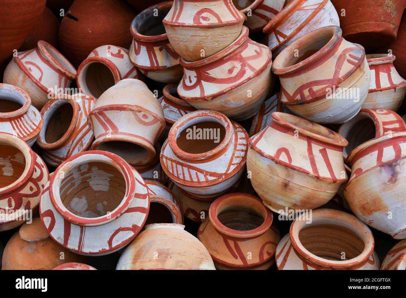 Colección de ollas de arcilla hechas de barro también conocido como Matka. Las ollas de arcilla se utilizan desde la antigüedad y se pueden encontrar en el subcontinente indio. Foto de stock