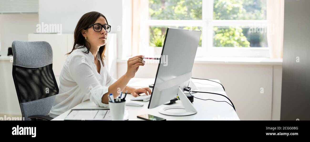 Mujer ejecutiva de negocios trabajando en computadora corporativa Foto de stock