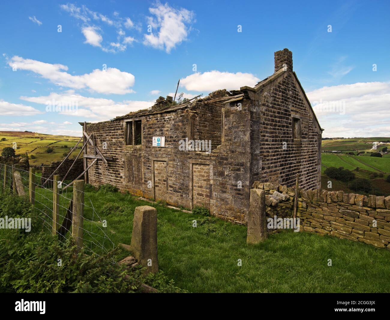 Una granja abandonada en los páramos de Yorkshire, en el país de Bronte Foto de stock