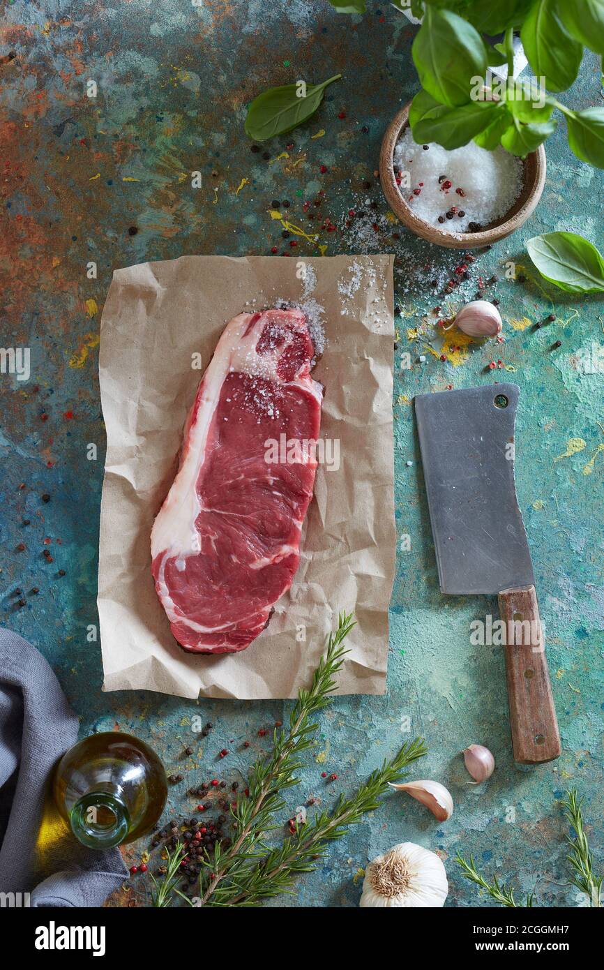 Carne de res con especias listas para ser cocinadas Foto de stock