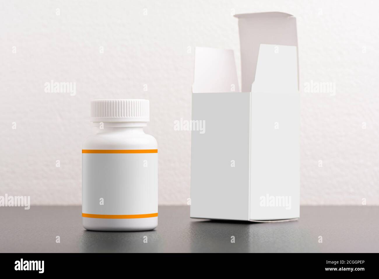 Botella de suplemento dietético con paquete sobre fondo, modelo de