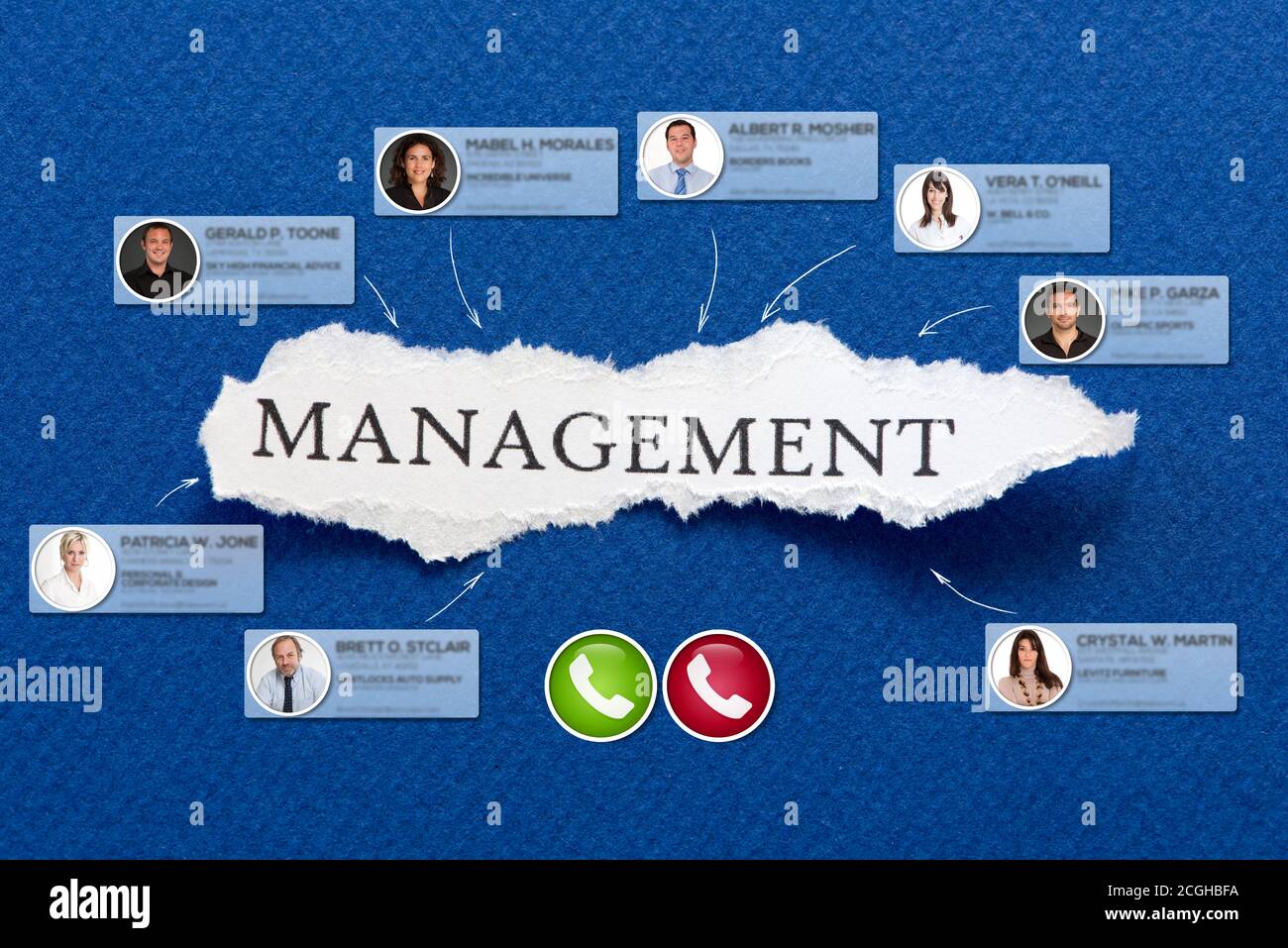 La videoconferencia se realiza sobre un fondo azul con el gestión de palabras Foto de stock
