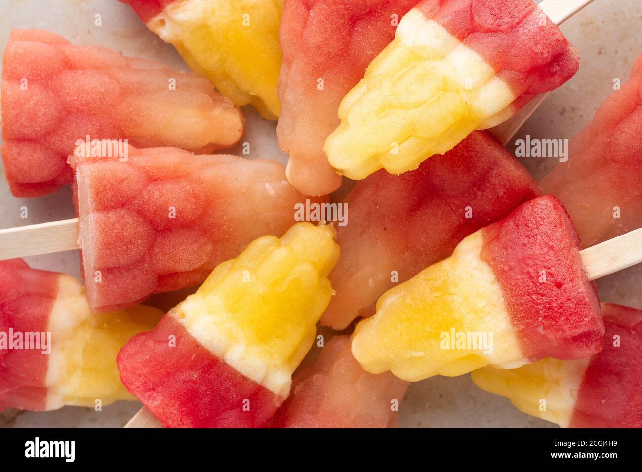 Fruta mezclada con hielo hecho con una capa de piña y sandía Foto de stock