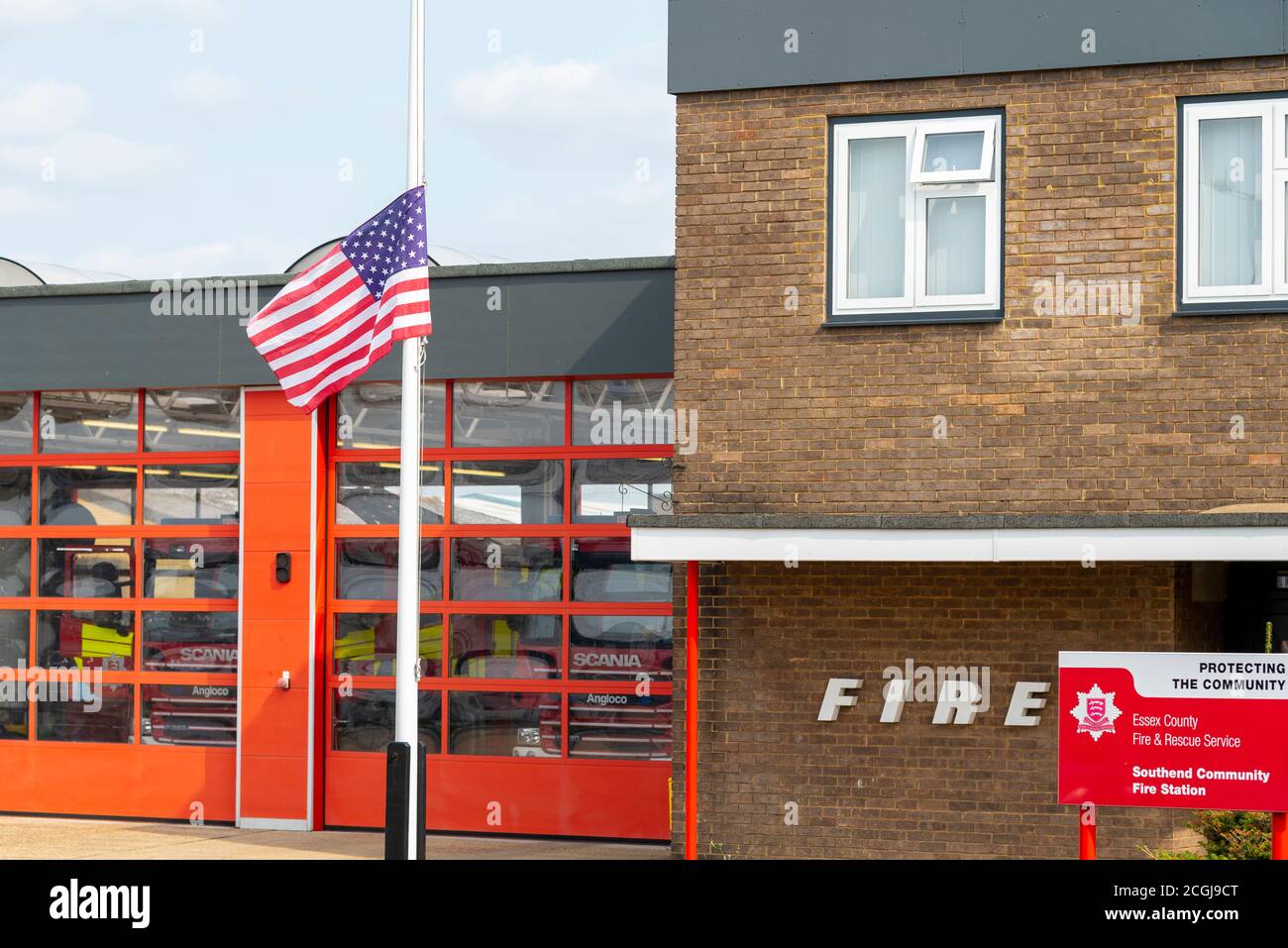 Bandera de los Estados Unidos en medio mástil fuera de la estación de bomberos en Sutton Road, Southend on sea, Essex, Reino Unido. Recordando a los bomberos muertos en nueve once Foto de stock