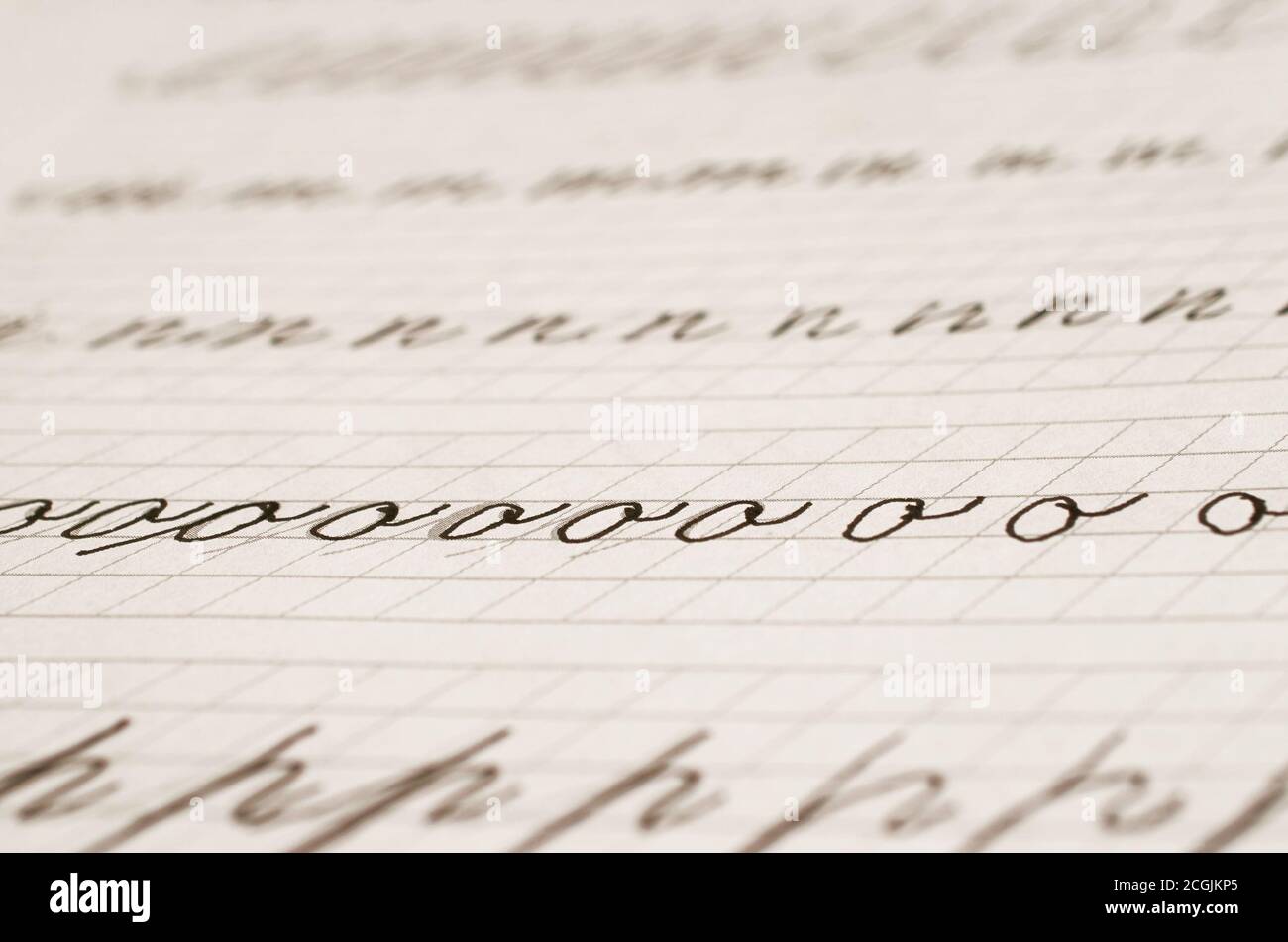 Página de un cuaderno escolar con letras manuscritas del Alfabeto