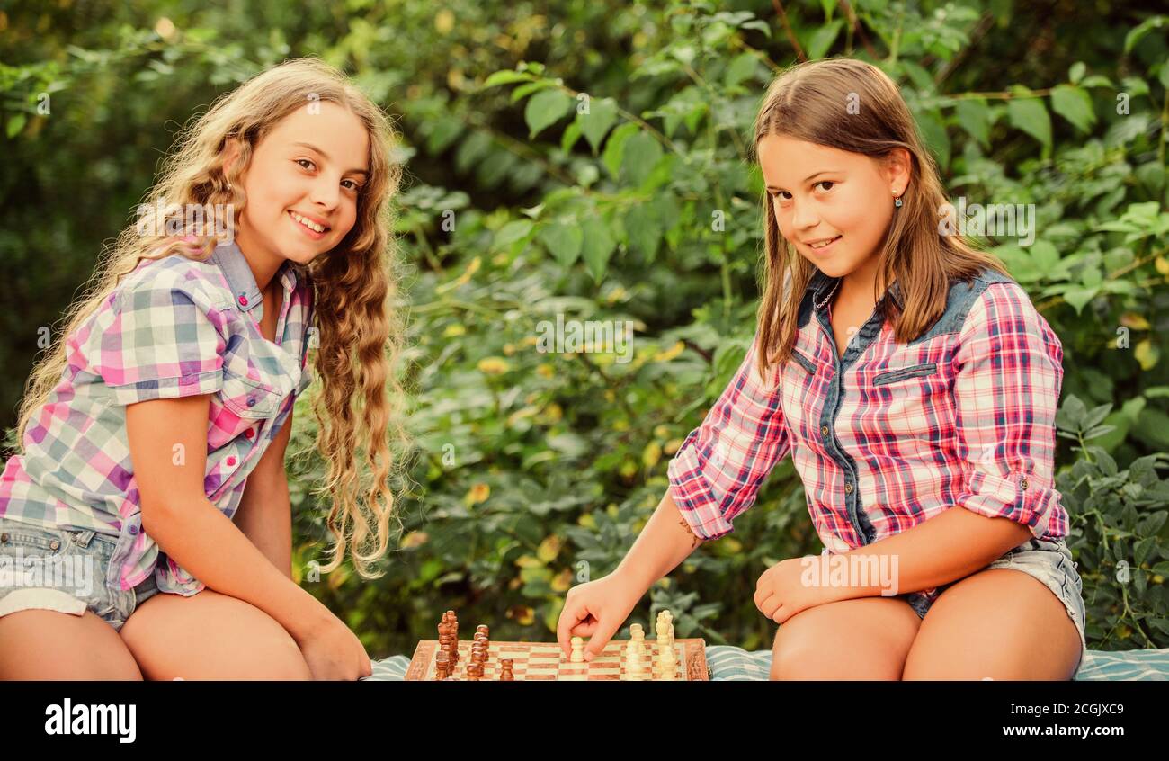 Lluvia de ideas. Hacer que el cerebro funcione. El desarrollo de la primera infancia. dignos adversarios. Desarrollar habilidades ocultas. concentra las niñas juegan al ajedrez. juego de ajedrez hermanas niños calificados. Encienda su cerebro. Foto de stock