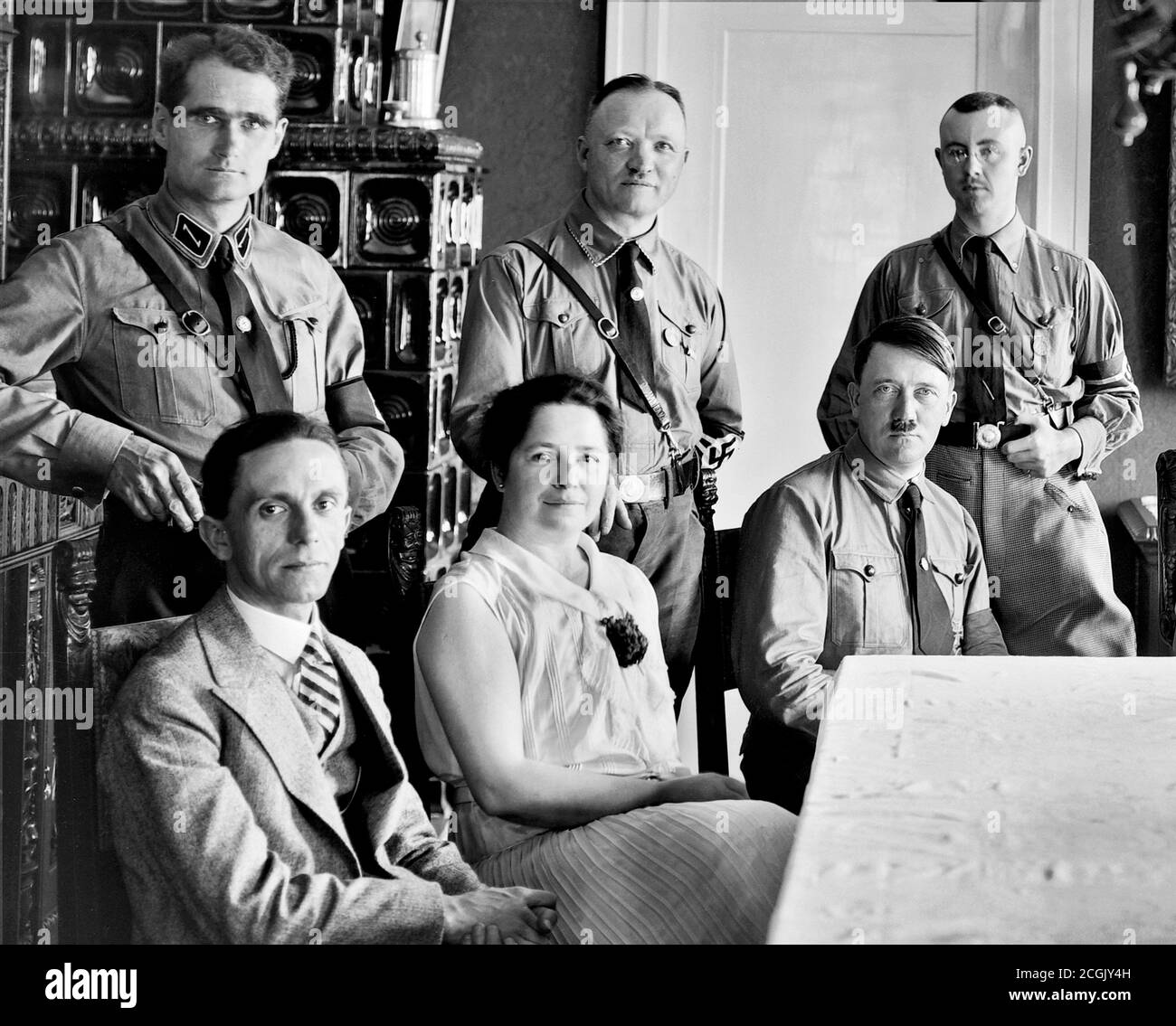Figuras del partido nazi de alto rango. De pie, de izquierda a derecha: Rudolf Hess, Martin Mutschmann (?), Heinrich Himmler (?). Sentado, de izquierda a derecha: Joseph Goebbels, ?, Adolf Hitler. Foto de stock