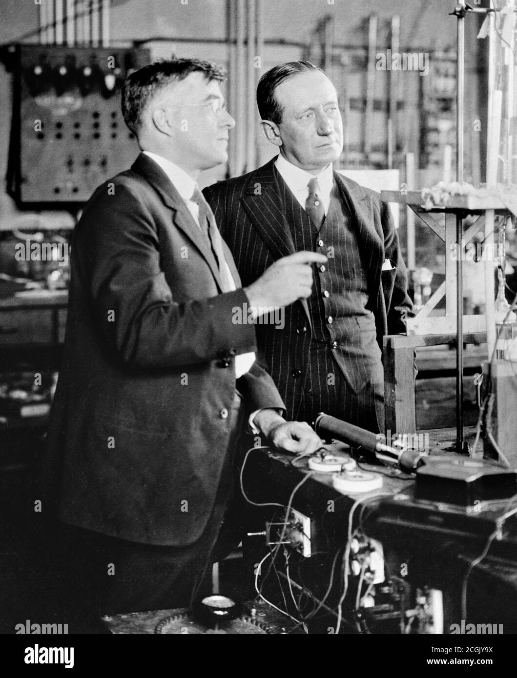 Marconi. Guglielmo Giovanni Maria Marconi, 1° marqués de Marconi (1874-1937) con el físico químico americano, Irving Langmuir en el Laboratorio General de Investigación Eléctrica, 1922, Foto de stock