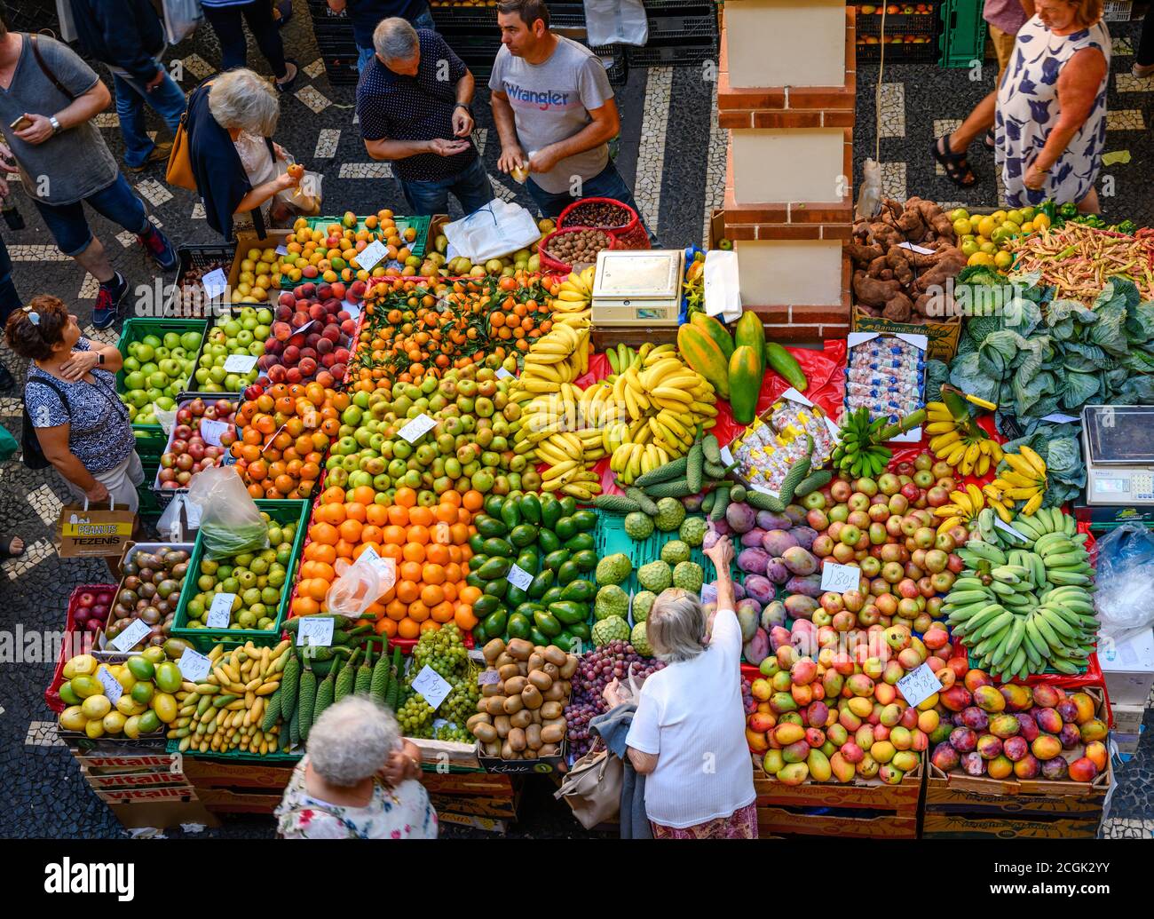 Colorido despliegue de frutas y verduras, mercado de Funchal, Madeira Foto de stock