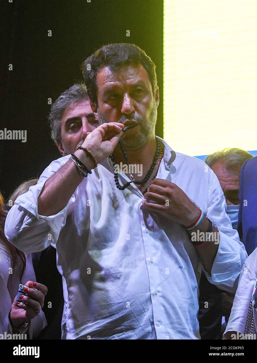 Nápoles, Italia. 11 de septiembre de 2020. Nápoles, Matteo Salvini luciendo  y besando un nuevo rosario, en el mitin electoral para apoyar al candidato  a la región de Campania Stefano Caldoro. Crédito: