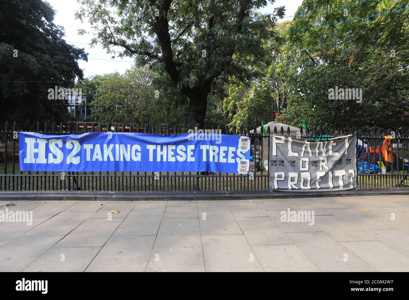 Campamento de protesta HS2 en Euston Square Gardens, norte de Londres, Reino Unido Foto de stock