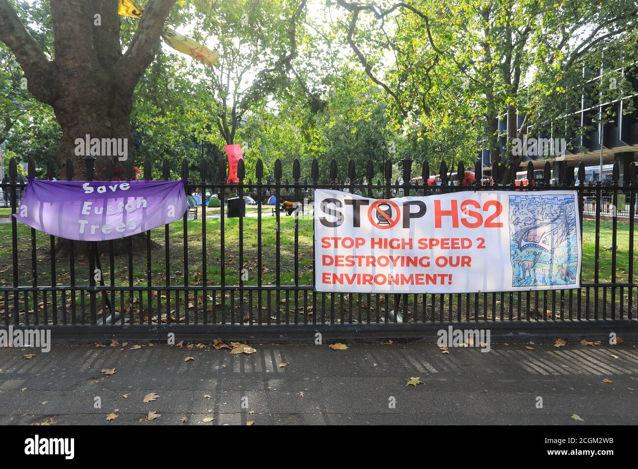 Campamento de protesta HS2 en Euston Square Gardens, norte de Londres, Reino Unido Foto de stock