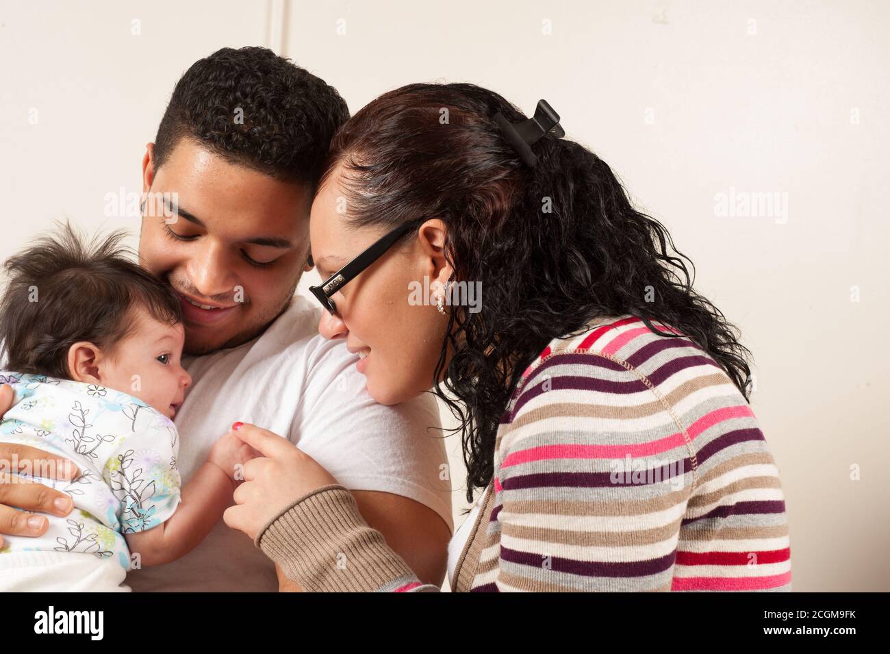 recién nacido niña de un mes de edad con padres jóvenes Foto de stock
