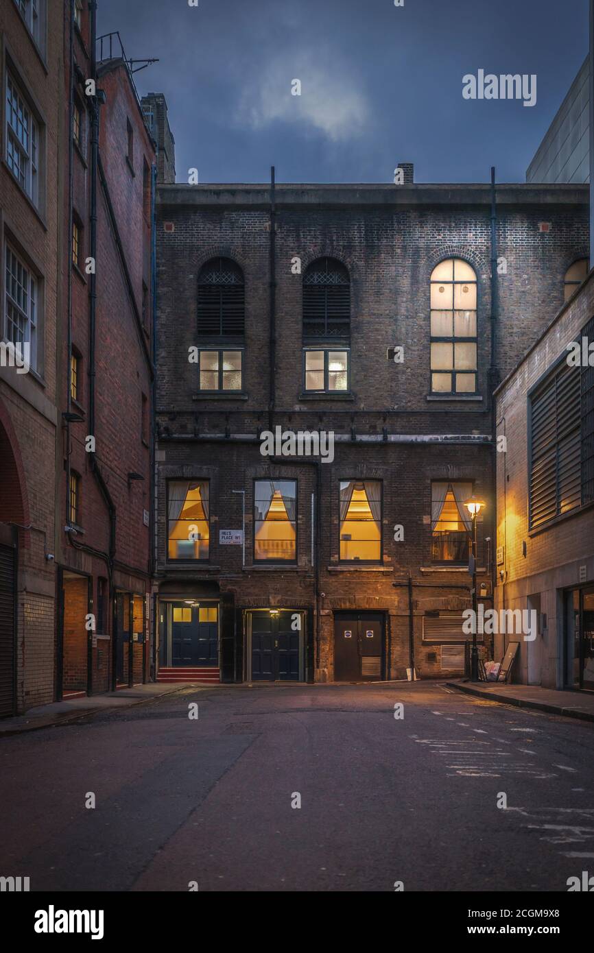 Oscuro Londres backstreet en el distrito Soho de Londres con luces de calle encendidas por la noche, moody Night Scene, Londres Soho, Inglaterra, Reino Unido Foto de stock