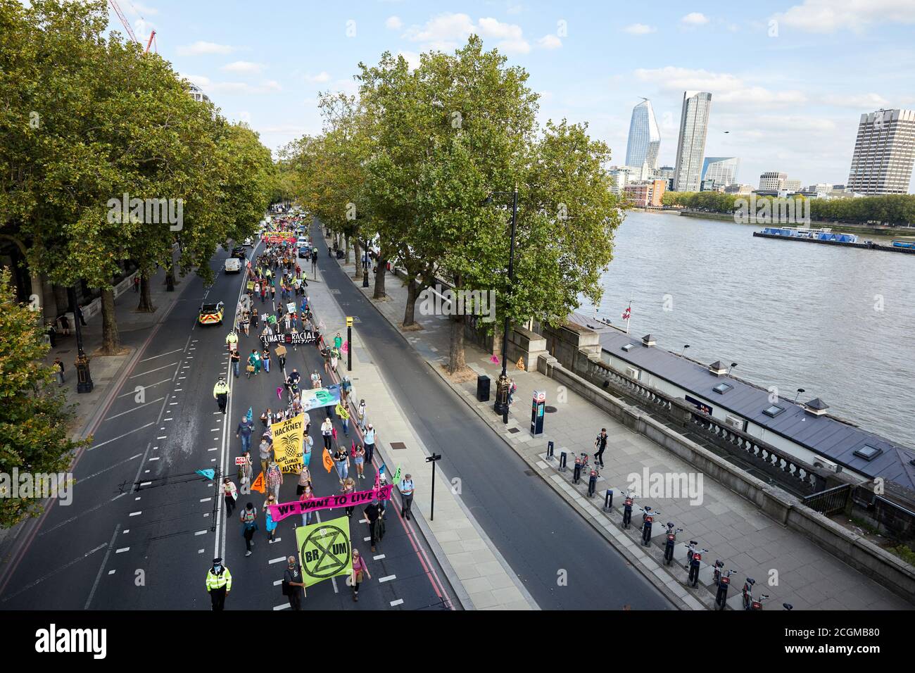 Londres, Reino Unido. - 10 Sept 2020: Los partidarios de la rebelión de extinción marchan junto al río Támesis mientras se dirigen hacia una protesta en la Plaza del Parlamento. Foto de stock