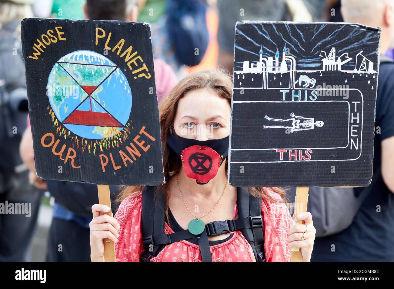 Londres, Reino Unido. - 10 Sept 2020: Un protestor sostiene pancartas durante una protesta del grupo extinción Rebelión en la Plaza del Parlamento. Foto de stock