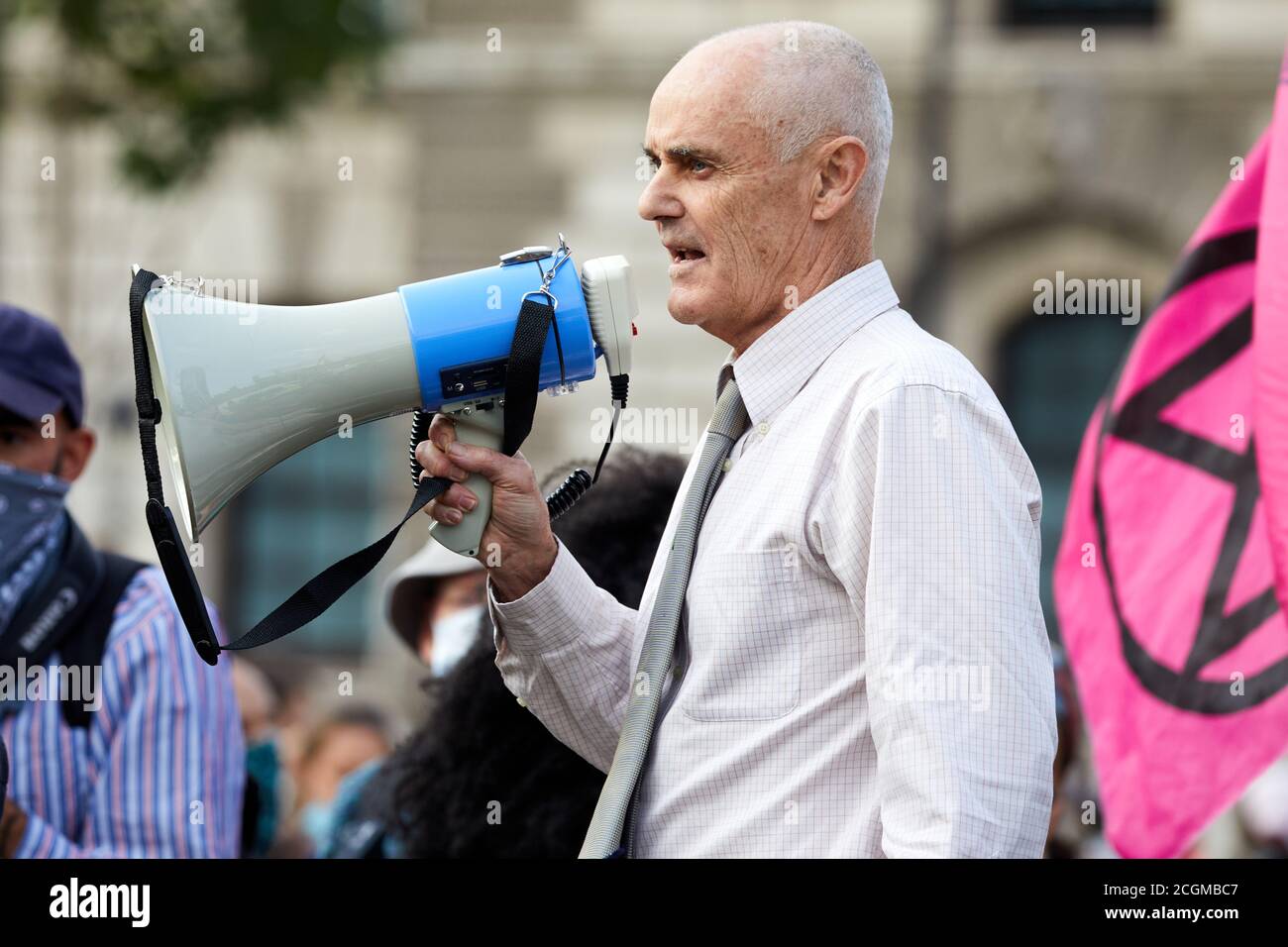 Londres, Reino Unido. - 10 de septiembre de 2020: Donnachadh McCarthy, líder de la campaña por la rebelión de extinción, hablando en una protesta del grupo en la Plaza del Parlamento. Foto de stock