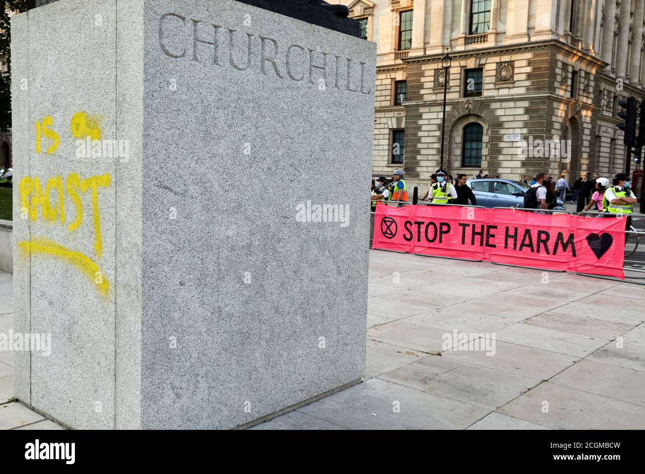 Londres, Reino Unido. - 10 de septiembre de 2020: El zócalo de la estatua de Winston Churchill, se desfiguró durante una protesta por la rebelión de extinción en la Plaza del Parlamento. Foto de stock
