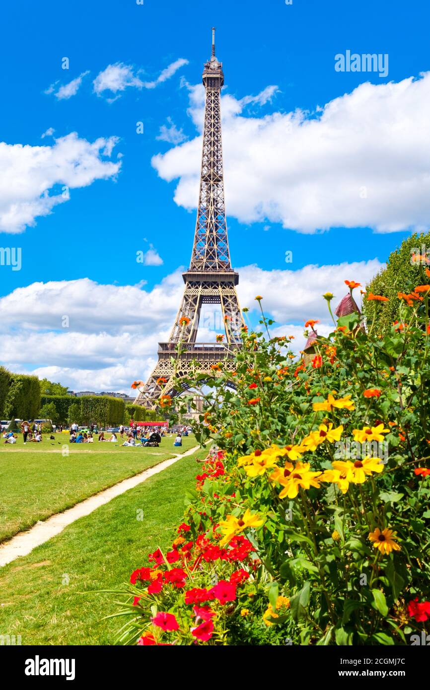 La Torre Eiffel y flores en un hermoso día de verano en París, Francia  Fotografía de stock - Alamy