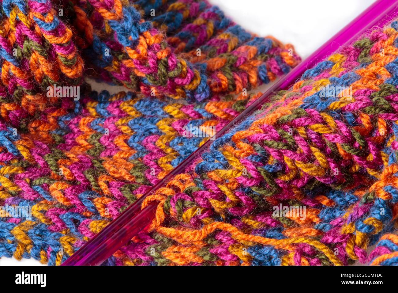 Bufanda de lana hecha a mano sin terminar y agujas de punto Fotografía de  stock - Alamy