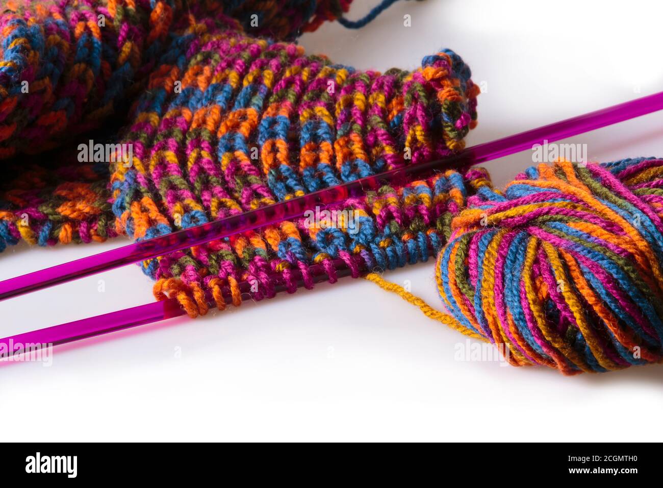 Bufanda de lana hecha a mano sin terminar, agujas de punto y una madeja de  lana Fotografía de stock - Alamy