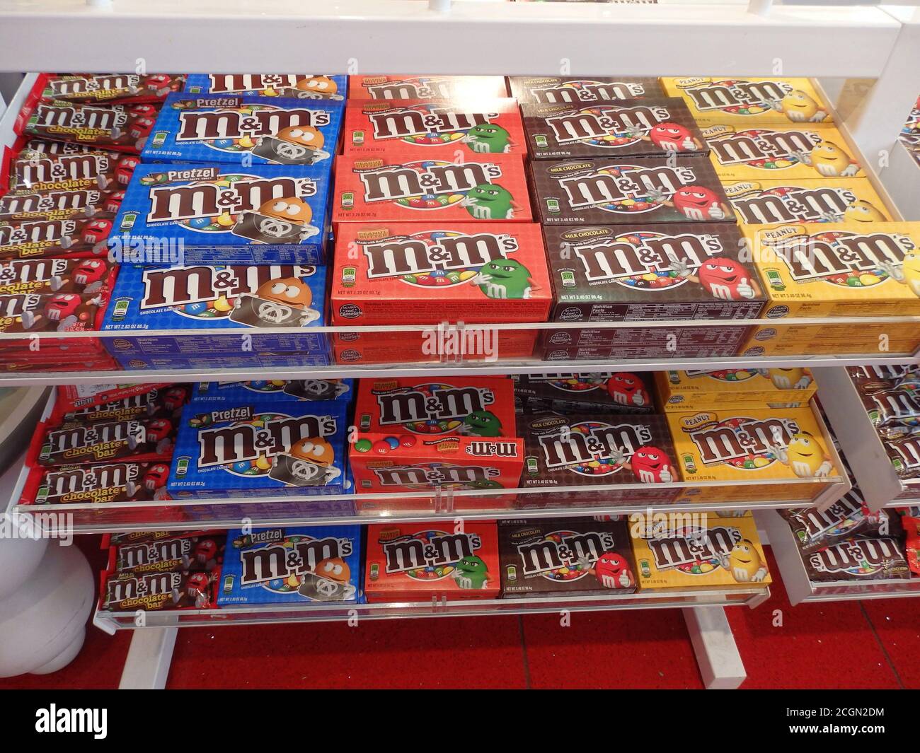 Estantes llenos de variedades de sabores de M&MS paquetes, Nueva York