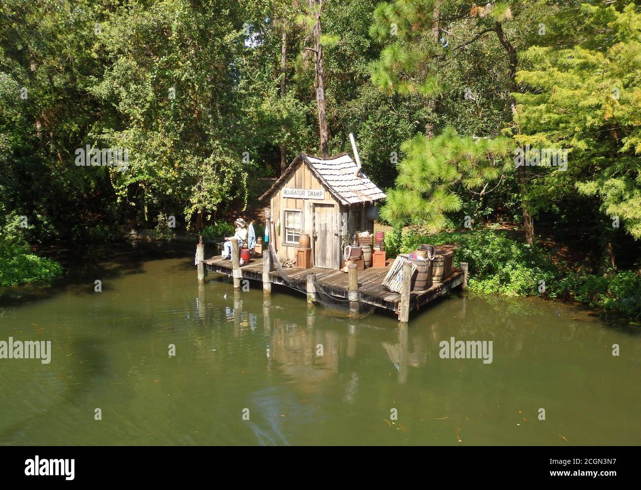 Tienda de cebos Alligator Swamp con Beacon Joe sentado fuera en Magic Kingdom, Walt Disney World, Orlando, Florida, Estados Unidos Foto de stock