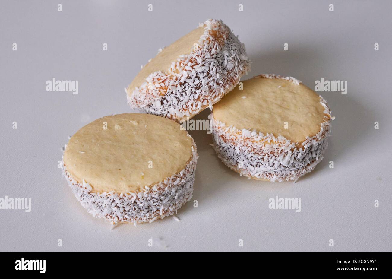 Tradición Argentina: Foto de cerca de deliciosos alfajores de maicena sobre la mesa frente a la infusión caliente de yerba mate Foto de stock