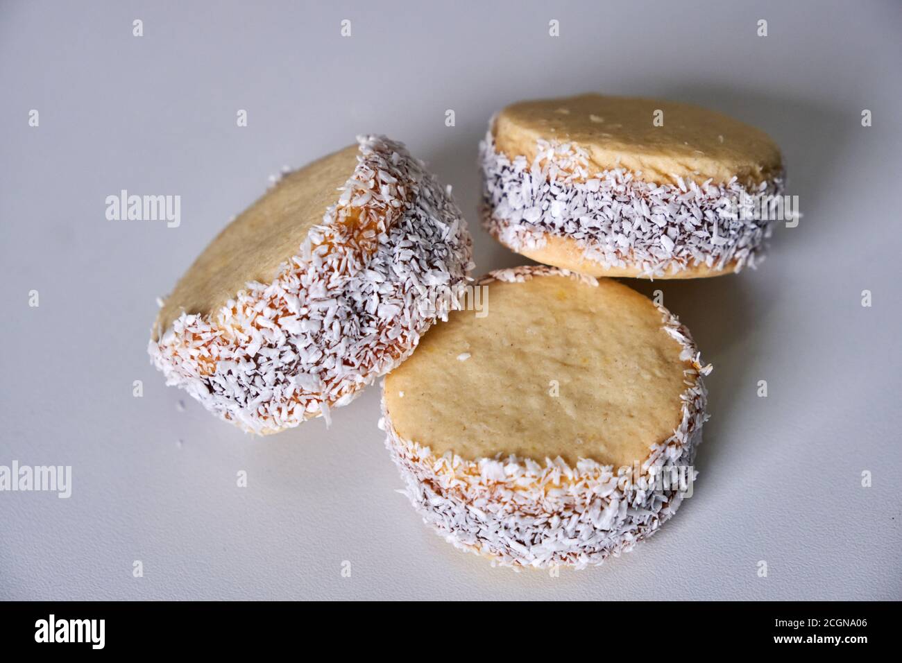 Tradición Argentina: Foto de cerca de deliciosos alfajores de maicena sobre la mesa frente a la infusión caliente de yerba mate Foto de stock