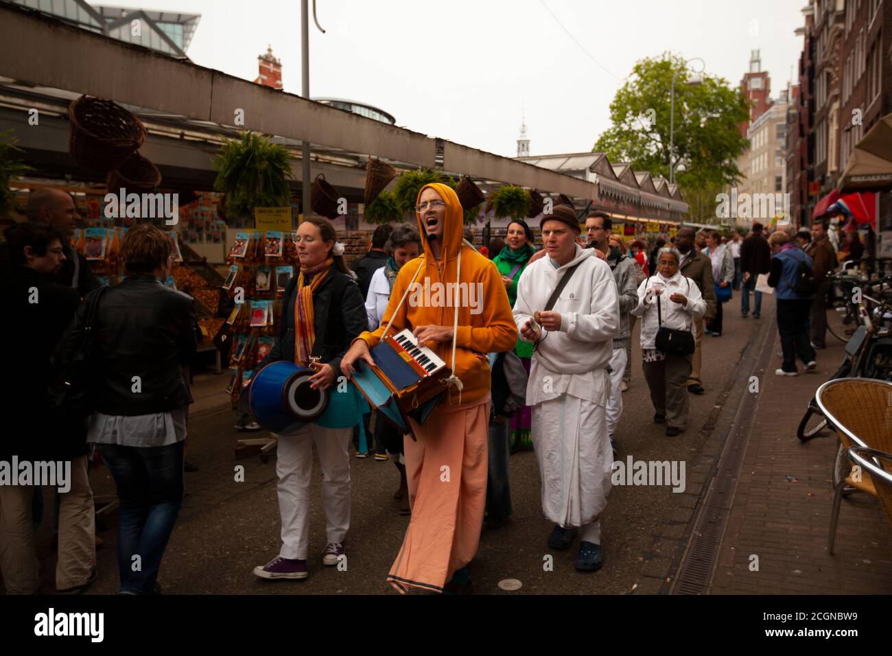 Amsterdam, países Bajos 05/15/2010: Una comunidad religiosa local está haciendo un desfile. Los miembros llevan batas y tocan instrumentos musicales mientras van Foto de stock