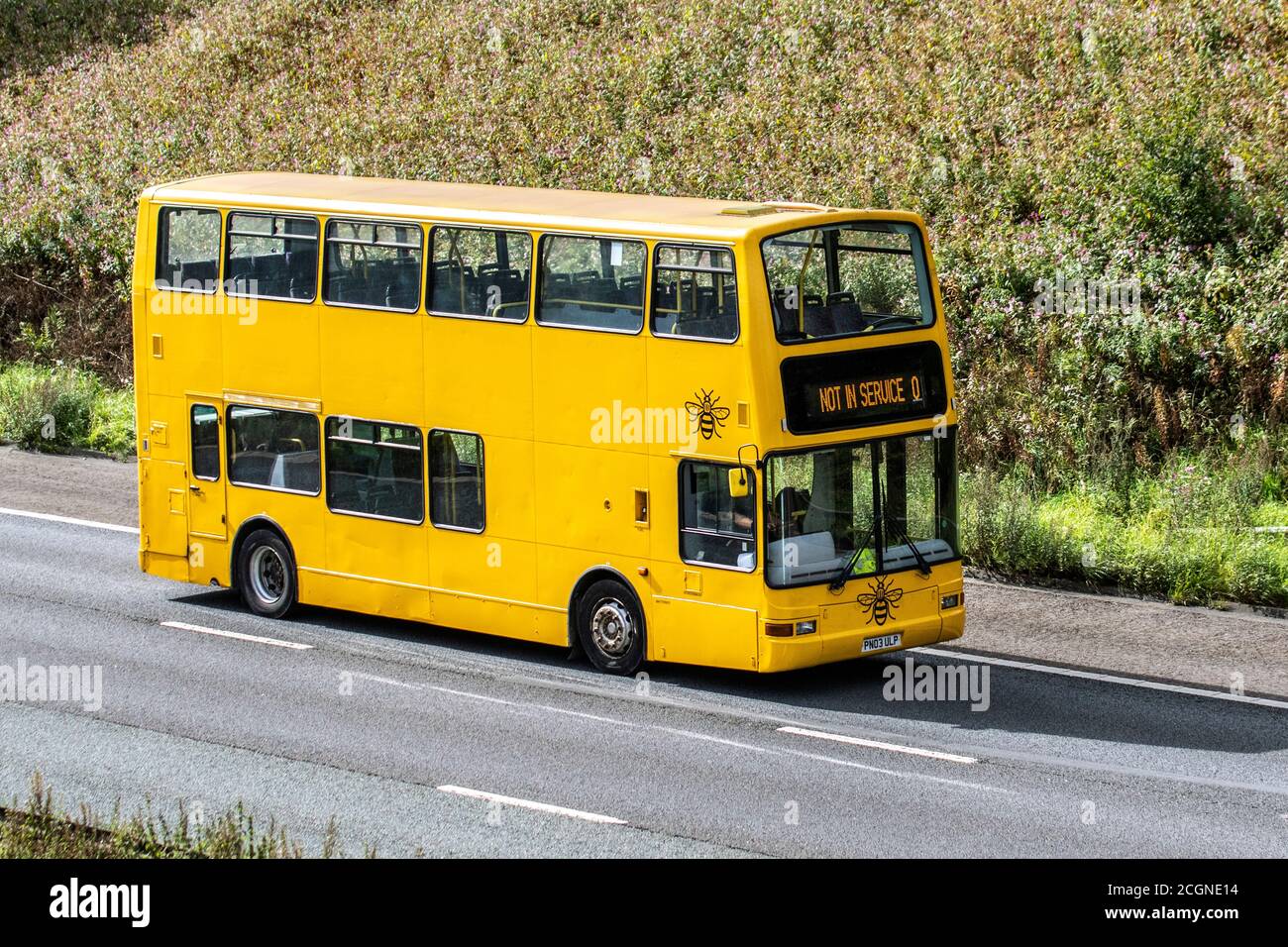 2003 amarillo Dennis Trident no en el servicio de autobuses de pasajeros, vehículos PSV en movimiento, autobuses de conducción de vehículos en las carreteras del Reino Unido, excursión de vacaciones, vacaciones y viajes motorización en la red de autopistas M6, Reino Unido Foto de stock