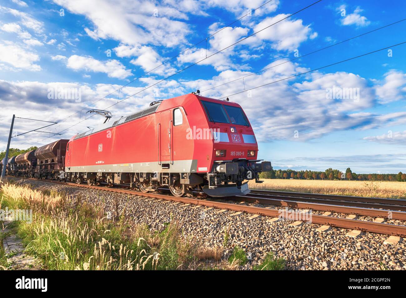 Alemania , Lübben , 10.09.2020 , una locomotora eléctrica DB cargo clase 185 delante de un tren de carga Foto de stock