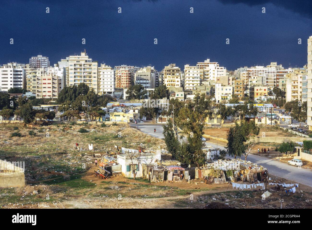 Beirut, Líbano. Casas de Refugiados palestinos en primer plano, edificios de apartamentos libaneses en segundo plano. Fotografiado en enero de 1972. Foto de stock