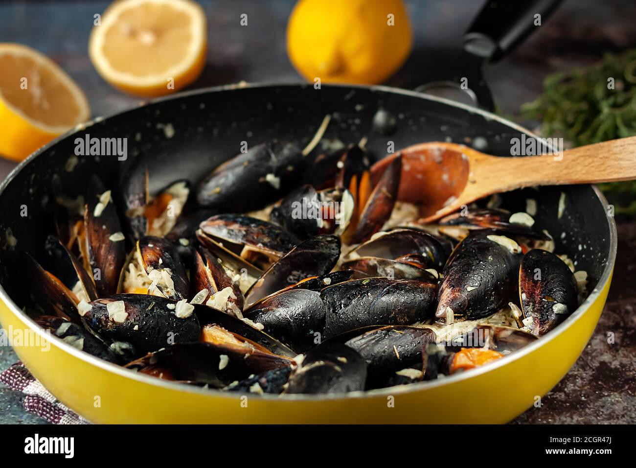 Moules Marinieres - mejillones cocinados con salsa de vino blanco. Foto de stock