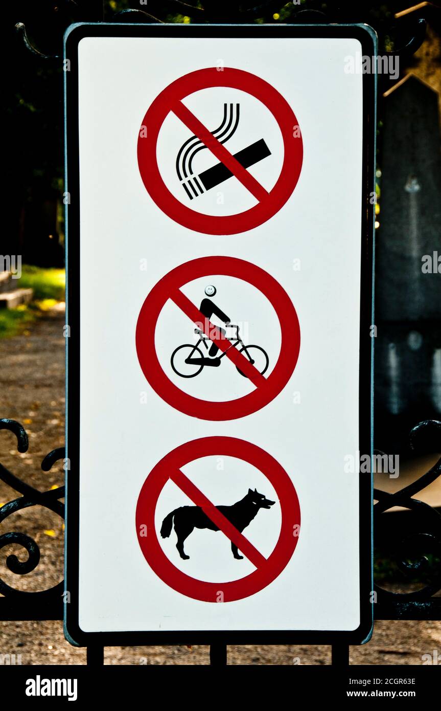 símbolos de no fumar, ningún perro admitido y ninguna bicicleta a través Foto de stock