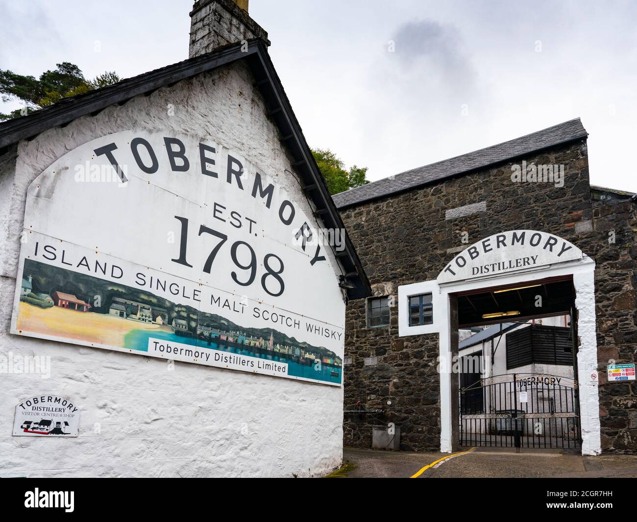 Vista de la destilería Tobermory en el puerto de Tobermory en Mull, Argyll & Bute, Escocia, Reino Unido Foto de stock