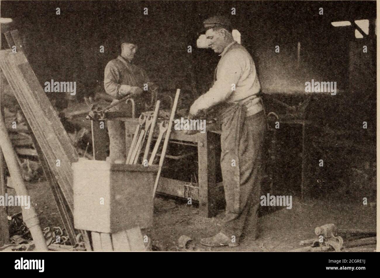 Revista de empleados de Baltimore y Ohio. La tienda es una de las más  interesantes de la planta. Aquí en el anochecer, iluminado por el  resplandor de los hornos, los hombres