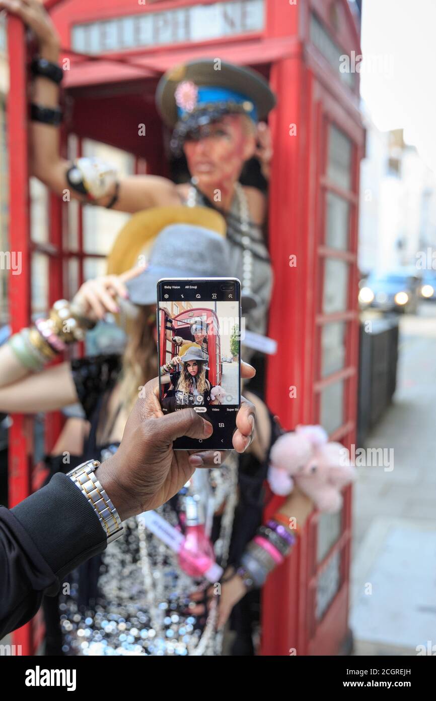 Mayfair, Londres, Reino Unido, 22 de junio de 2019. La fotografía móvil como modelos se presentan en un extravagante espectáculo de moda para el diseñador Pierre Garroudi Foto de stock