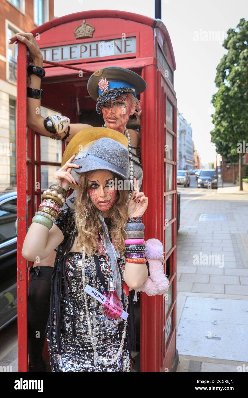Mayfair, Londres, Reino Unido, 22 de junio de 2019. Los modelos se presentan en un extravagante espectáculo de moda para el diseñador Pierre Garroudi en las calles de Mayfair Foto de stock