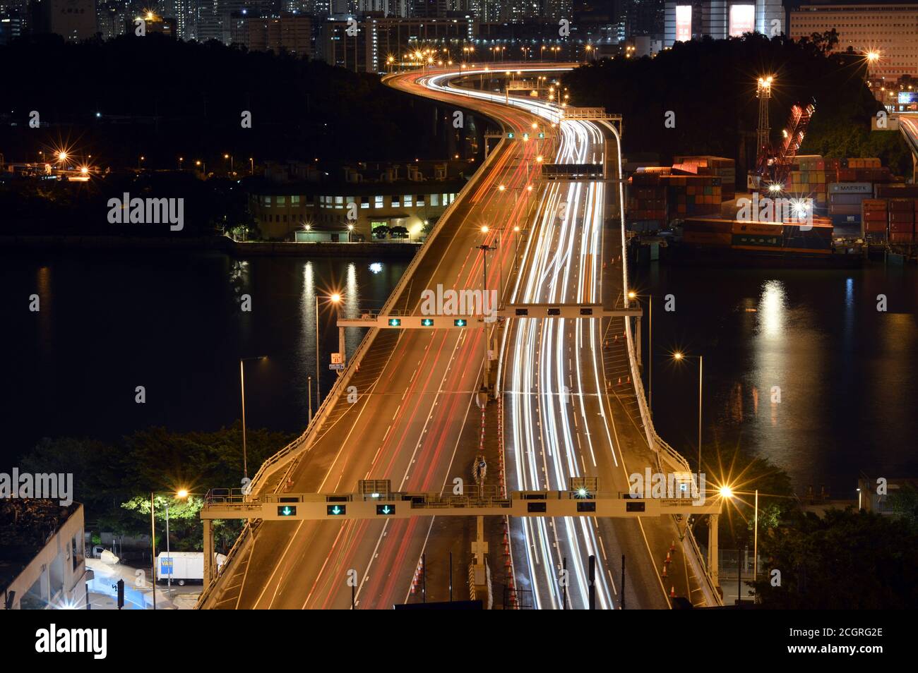 Puente de la autopista de Hong Kong por la noche (Rambler Channel Bridge, parte de la autopista Tsing Kwai, que a su vez forma parte de la Ruta 3) Foto de stock