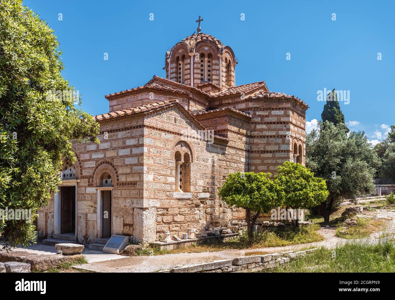 Iglesia de los Santos Apóstoles en Ágora Antigua, Atenas, Grecia. Este lugar es una atracción turística de Atenas. Monumento de la cultura bizantina griega en el antiguo Athen Fotografía de stock - Iglesia de los Santos Apóstoles en Ágora Antigua, Atenas, Grecia. Este lugar es una atracción turística de Atenas. Monumento de la cultura bizantina griega en el antiguo Athen Fotografía de stock -