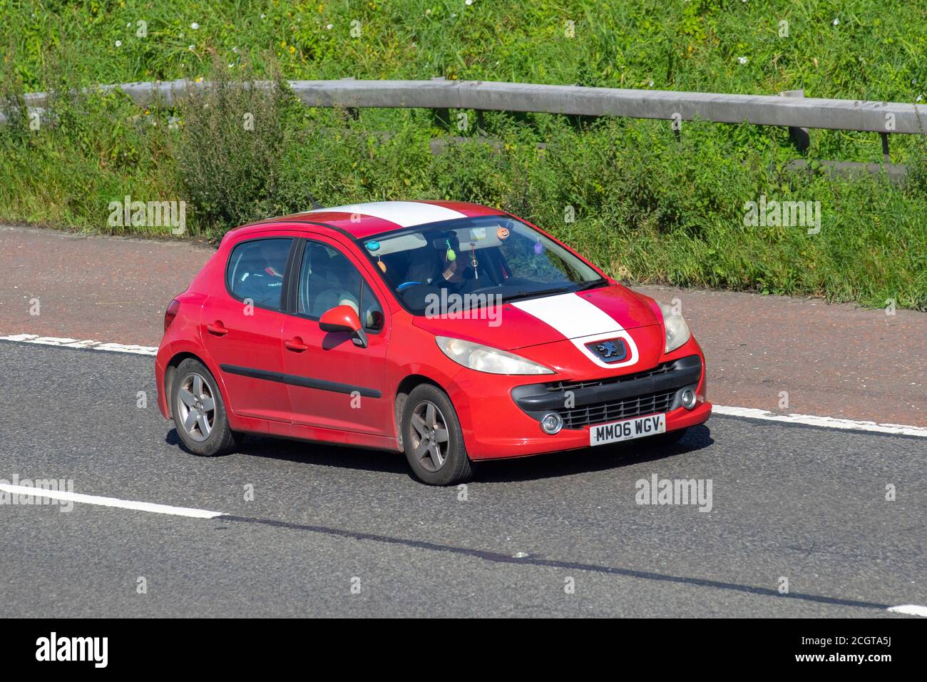 2006 rojo Peugeot 207 Sport 87 1360cc gasolina berlina; vehículos de circulación de vehículos, vehículos de conducción de vehículos en carreteras del Reino Unido, motores, motorización en la red de autopistas M6. Foto de stock