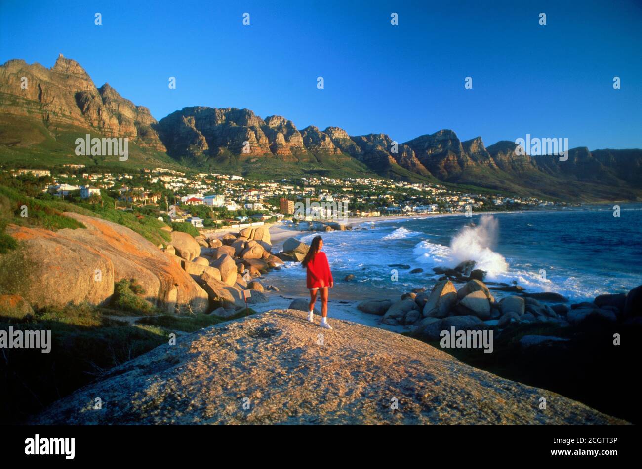 Camps Bay en Ciudad del Cabo con los acantilados de Table Montaña en Sudáfrica a la luz del atardecer Foto de stock