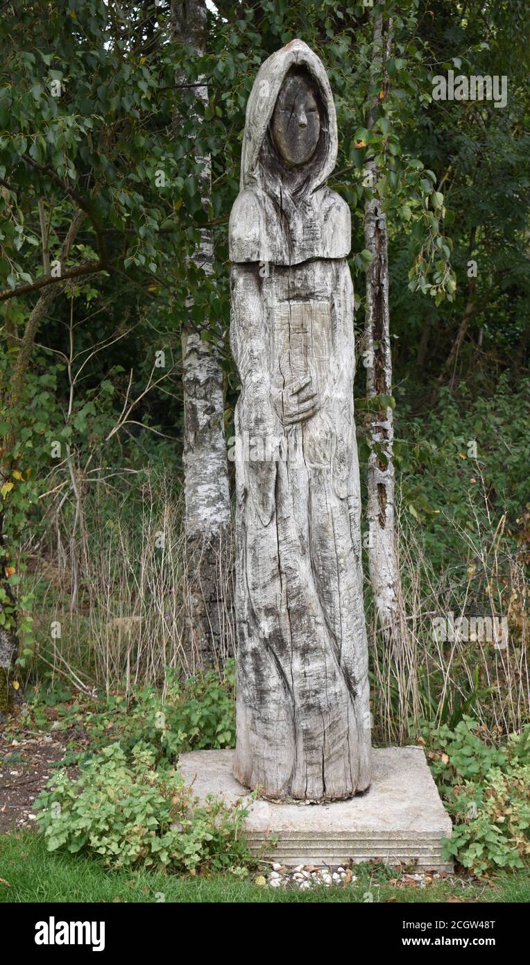 Estatua de monje de madera en la Abadía de Bradwell, Milton Keynes. Foto de stock