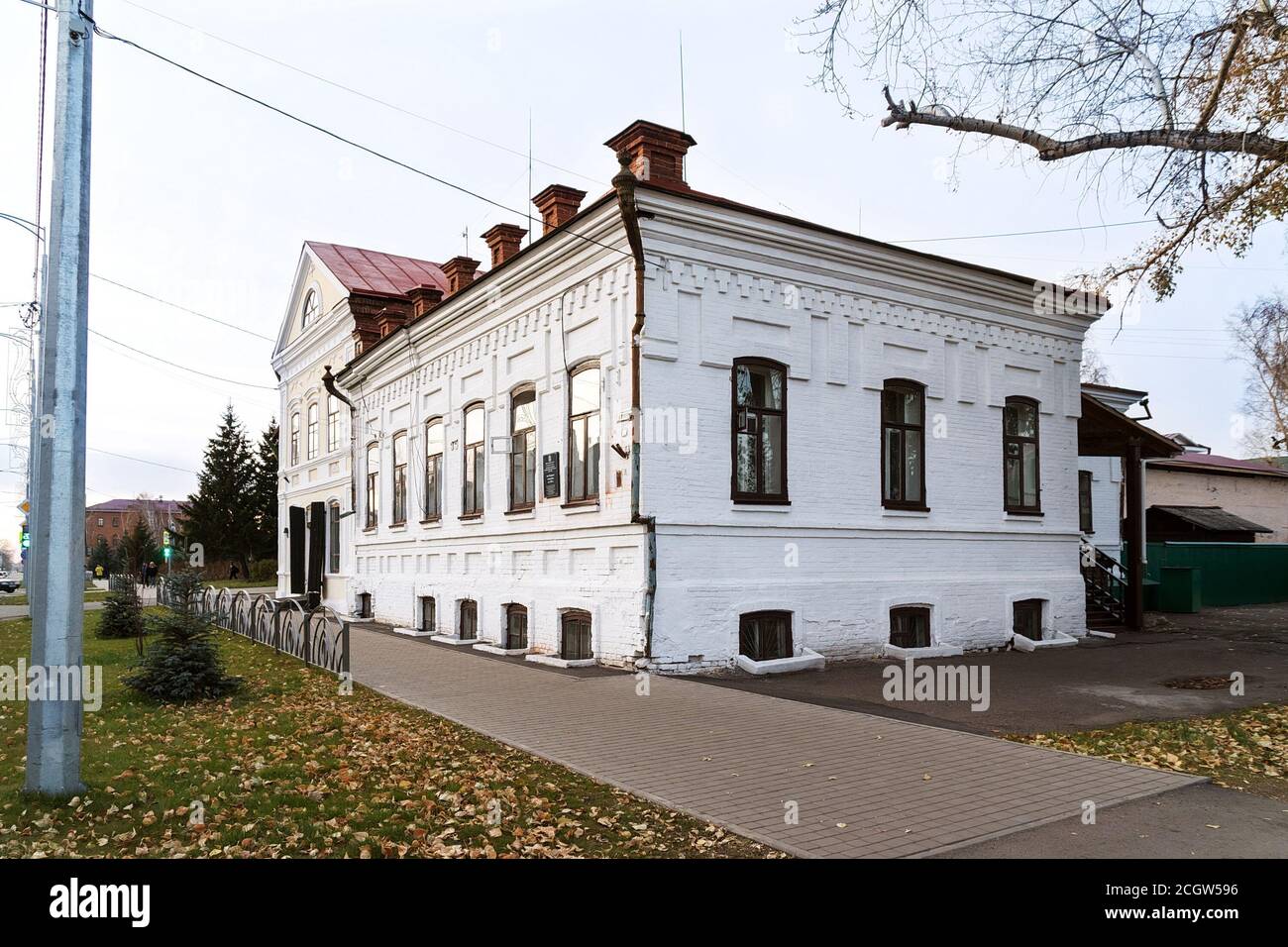 El edificio residencial monumento arquitectónico de Makarov construido en el siglo 19 se encuentra en el centro histórico de la ciudad. Foto de stock