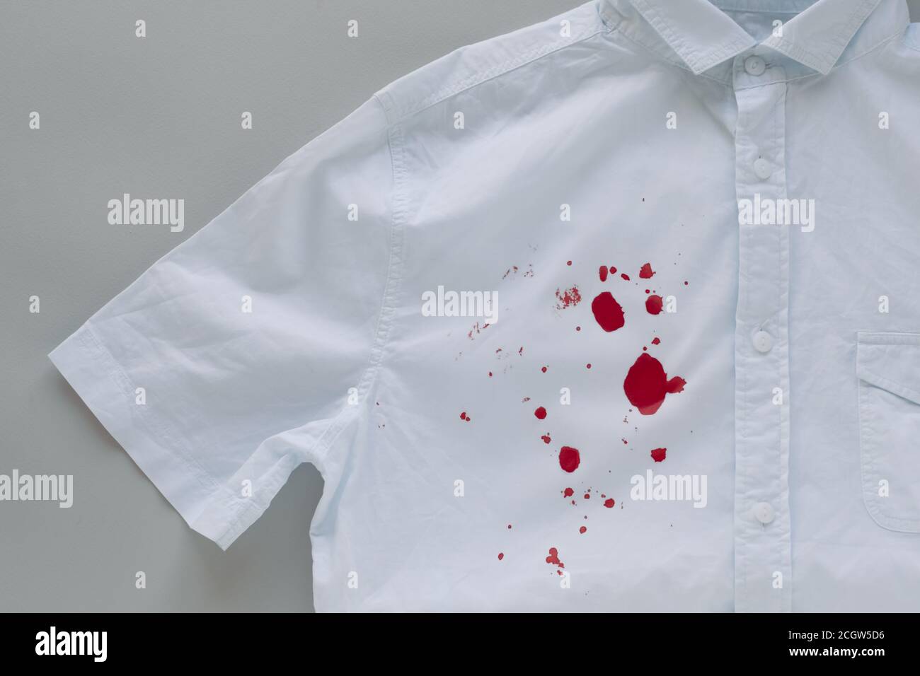 Sangre en la camisa sucia fotografías e imágenes de alta resolución - Alamy