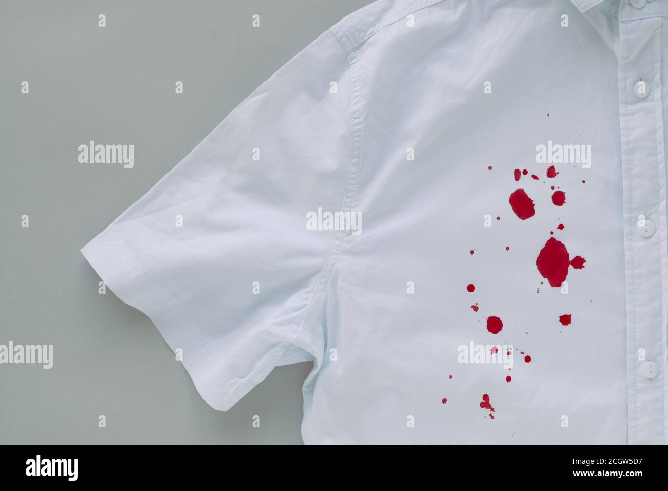 manchas de sangre en una camisa blanca Fotografía de stock - Alamy