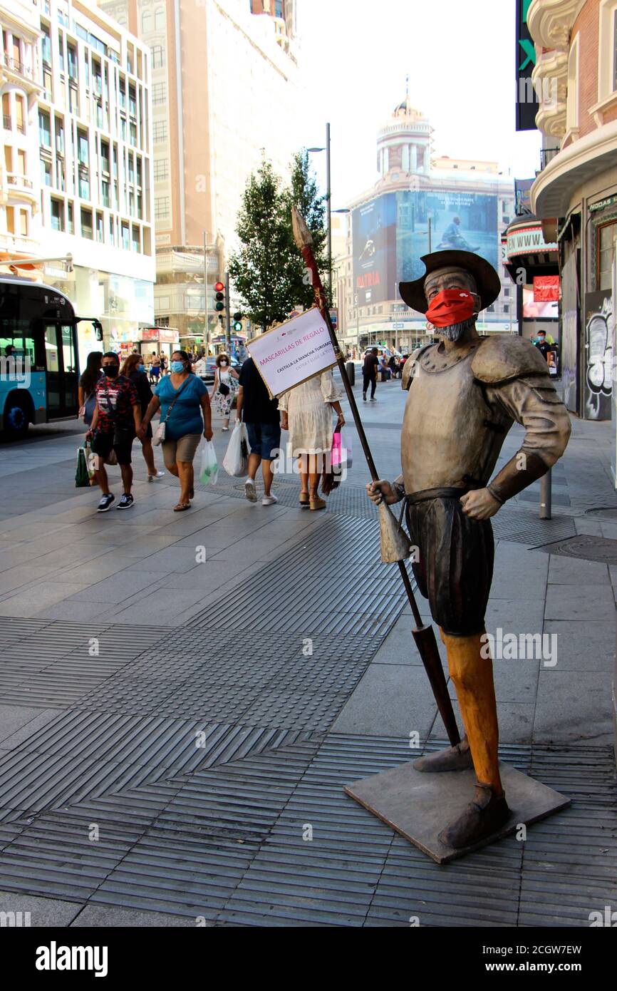 Estatua de Don Quijote anunciando Castilla y la Mancha y. Ofrece una máscara gratis en la Gran vía Madrid España Foto de stock