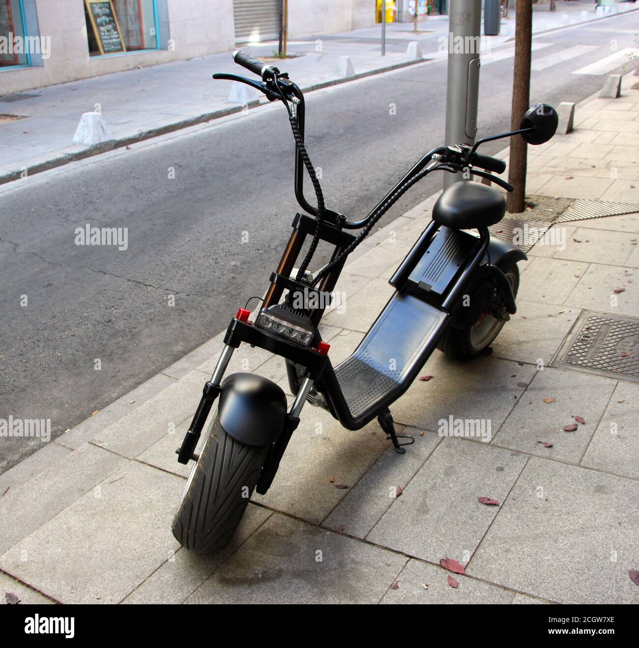 Batería extraíble scooter eléctrico APP ciudad coco pintado negro  estacionado en el pavimento en Madrid España Fotografía de stock - Alamy